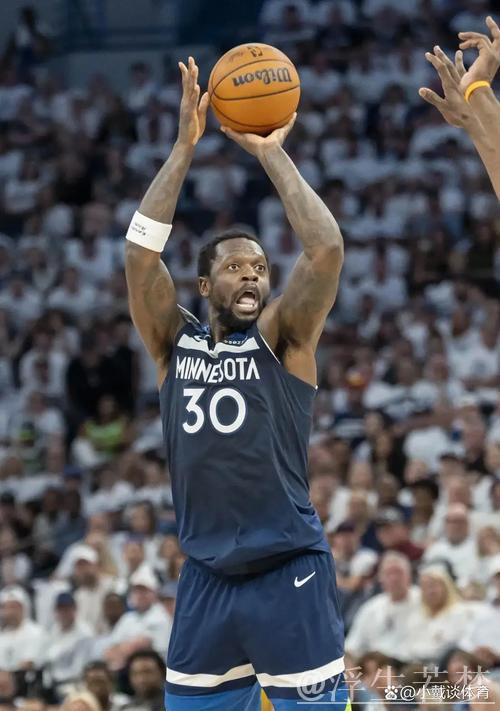 兰德尔半场16分钟砍下19分5篮板2助攻，命中率50%。